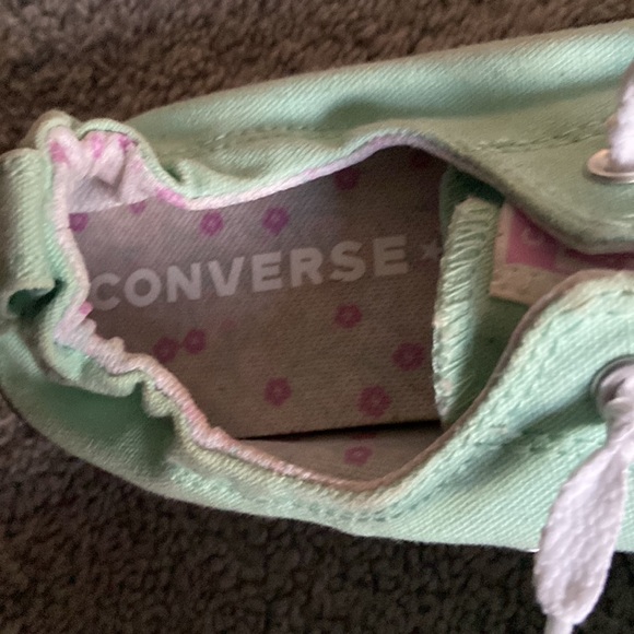 Womens  Converse shoes. - Picture 5 of 13
